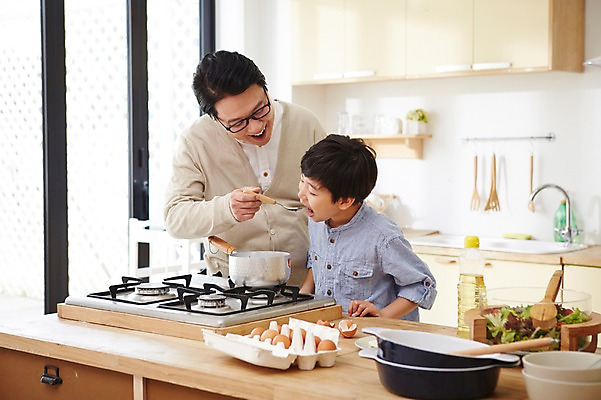 포토 JPG 스튜디오촬영 남자 아들 초등학생 어린이 40대 중년 실내 요리 사람 동양인 소년 상반신 성인 두명 주방 한국인 체험 아빠 먹기 즐거움 부자지간 남자만 국내포토 학생 감정 컨셉 가족 모션 인종 내부 파일형식 관계