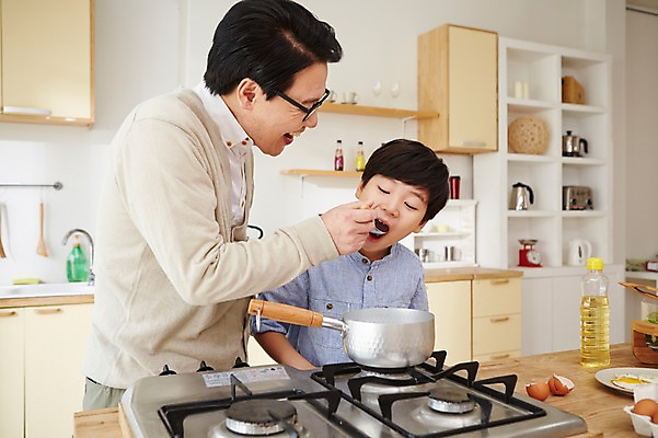 포토 JPG 스튜디오촬영 남자 아들 초등학생 어린이 40대 중년 실내 요리 사람 동양인 소년 상반신 성인 두명 주방 한국인 체험 아빠 먹기 즐거움 부자지간 남자만 국내포토 학생 감정 컨셉 가족 모션 인종 내부 파일형식 관계
