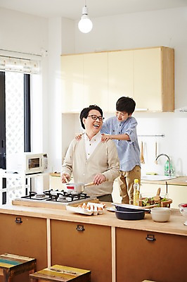 포토 JPG 스튜디오촬영 남자 아들 초등학생 어린이 40대 중년 실내 요리 서기 웃음 사람 동양인 소년 상반신 성인 두명 주방 한국인 체험 아빠 즐거움 부자지간 남자만 국내포토 학생 감정 컨셉 가족 모션 표정 인종 내부 파일형식 관계