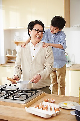포토 JPG 스튜디오촬영 남자 아들 초등학생 어린이 40대 중년 실내 요리 서기 웃음 사람 동양인 소년 상반신 성인 두명 주방 한국인 체험 아빠 즐거움 부자지간 남자만 국내포토 학생 감정 컨셉 가족 모션 표정 인종 내부 파일형식 관계