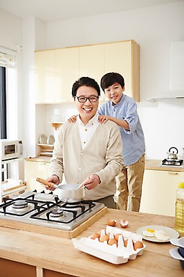 포토 JPG 스튜디오촬영 남자 아들 초등학생 어린이 40대 중년 실내 요리 서기 웃음 사람 동양인 소년 상반신 성인 두명 주방 한국인 체험 아빠 즐거움 부자지간 남자만 국내포토 학생 감정 컨셉 가족 모션 표정 인종 내부 파일형식 관계