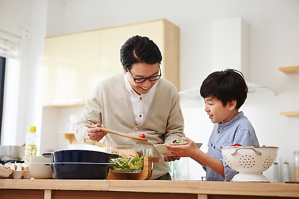 포토 JPG 스튜디오촬영 그릇 남자 아들 초등학생 어린이 40대 중년 실내 요리 웃음 들기 사람 동양인 소년 상반신 성인 두명 주방 샐러드 한국인 체험 아빠 즐거움 주걱 부자지간 남자만 국내포토 학생 식기 감정 음식 컨셉 가족 모션 주방용품 표정 인종 내부 파일형식 생활용품 관계 오브젝트