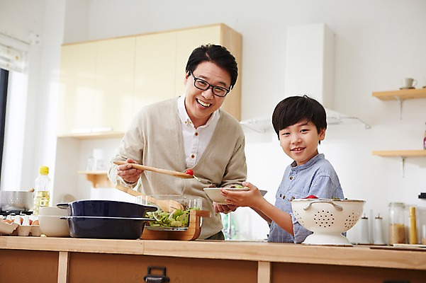 포토 JPG 스튜디오촬영 그릇 남자 아들 초등학생 어린이 40대 중년 실내 요리 웃음 들기 사람 동양인 소년 상반신 성인 두명 주방 샐러드 한국인 체험 아빠 즐거움 주걱 부자지간 남자만 국내포토 학생 식기 감정 음식 컨셉 가족 모션 주방용품 표정 인종 내부 파일형식 생활용품 관계 오브젝트