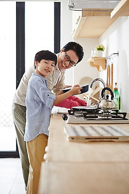 포토 JPG 스튜디오촬영 남자 아들 초등학생 어린이 40대 중년 실내 서기 웃음 사람 동양인 소년 성인 두명 옆모습 주방 한국인 체험 아빠 설거지 즐거움 부자지간 남자만 국내포토 학생 감정 뷰포인트 컨셉 가사 가족 모션 표정 인종 내부 파일형식 관계