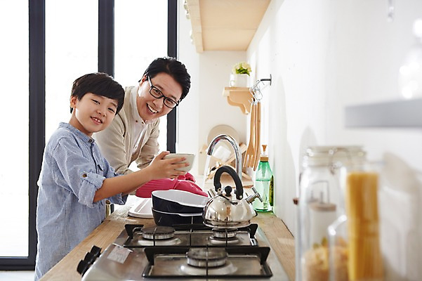 포토 JPG 스튜디오촬영 남자 아들 초등학생 어린이 40대 중년 실내 웃음 사람 동양인 소년 상반신 성인 두명 주방 한국인 체험 아빠 설거지 즐거움 부자지간 남자만 국내포토 학생 감정 컨셉 가사 가족 표정 인종 내부 파일형식 관계