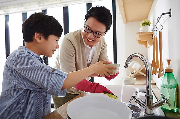 포토 JPG 스튜디오촬영 남자 아들 초등학생 어린이 40대 중년 실내 웃음 사람 동양인 소년 상반신 성인 두명 주방 한국인 체험 아빠 설거지 즐거움 부자지간 남자만 국내포토 학생 감정 컨셉 가사 가족 표정 인종 내부 파일형식 관계