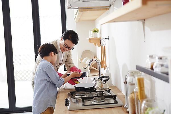 포토 JPG 스튜디오촬영 남자 아들 초등학생 어린이 40대 중년 실내 웃음 사람 동양인 소년 상반신 성인 두명 옆모습 주방 한국인 체험 아빠 설거지 즐거움 부자지간 남자만 국내포토 학생 감정 뷰포인트 컨셉 가사 가족 표정 인종 내부 파일형식 관계