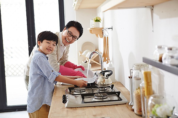 포토 JPG 스튜디오촬영 남자 아들 초등학생 어린이 40대 중년 실내 서기 웃음 사람 동양인 소년 상반신 성인 두명 옆모습 주방 한국인 체험 아빠 설거지 즐거움 부자지간 남자만 국내포토 학생 감정 뷰포인트 컨셉 가사 가족 모션 표정 인종 내부 파일형식 관계