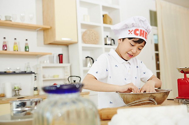 포토 JPG 스튜디오촬영 남자 초등학생 어린이 실내 요리사모자 요리 한명 사람 동양인 소년 상반신 주방 한국인 체험 즐거움 홈베이킹 믹싱볼 남자만 남자한명만 어린이만 소년만 소년한명만 국내포토 모자 1 학생 그릇 감정 컨셉 인종 내부 요리사 제빵 파일형식 직업 식기 잡화 제과제빵