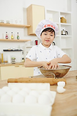 포토 JPG 스튜디오촬영 남자 초등학생 어린이 실내 요리사모자 요리 한명 사람 동양인 소년 상반신 주방 한국인 체험 즐거움 홈베이킹 믹싱볼 남자만 남자한명만 어린이만 소년만 소년한명만 국내포토 모자 1 학생 그릇 감정 컨셉 인종 내부 요리사 제빵 파일형식 직업 식기 잡화 제과제빵