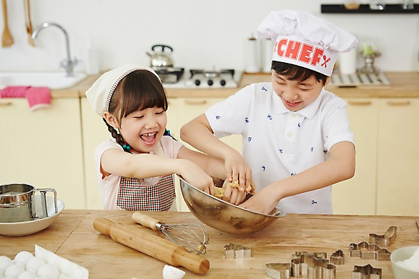포토 JPG 스튜디오촬영 여자 남자 초등학생 어린이 실내 요리사모자 두건 요리 웃음 사람 동양인 소녀 소년 상반신 두명 주방 앞치마 유치원생 한국인 체험 즐거움 반죽 홈베이킹 믹싱볼 어린이만 국내포토 모자 학생 그릇 감정 컨셉 표정 인종 내부 요리사 제빵 파일형식 직업 식기 잡화 제과제빵