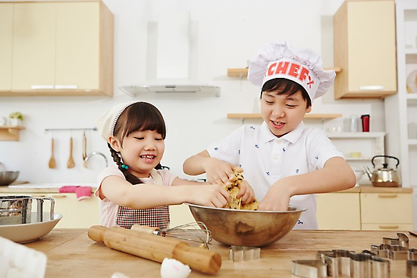 포토 JPG 스튜디오촬영 여자 남자 초등학생 어린이 실내 요리사모자 두건 요리 웃음 사람 동양인 소녀 소년 상반신 두명 주방 앞치마 유치원생 한국인 체험 즐거움 반죽 홈베이킹 믹싱볼 어린이만 국내포토 모자 학생 그릇 감정 컨셉 표정 인종 내부 요리사 제빵 파일형식 직업 식기 잡화 제과제빵