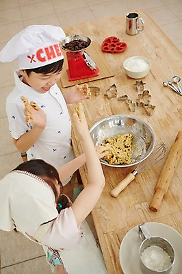 포토 JPG 스튜디오촬영 여자 남자 초등학생 어린이 실내 요리사모자 두건 요리 서기 웃음 사람 동양인 소녀 소년 상반신 두명 하이앵글 주방 앞치마 유치원생 한국인 체험 즐거움 반죽 홈베이킹 믹싱볼 어린이만 국내포토 모자 학생 그릇 감정 뷰포인트 컨셉 모션 표정 인종 내부 요리사 제빵 파일형식 직업 식기 잡화 제과제빵