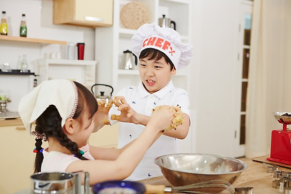 포토 JPG 스튜디오촬영 여자 남자 초등학생 어린이 장난 실내 요리사모자 두건 요리 사람 동양인 소녀 소년 상반신 두명 마주보기 주방 유치원생 한국인 체험 즐거움 홈베이킹 어린이만 국내포토 모자 학생 감정 컨셉 모션 인종 내부 요리사 제빵 파일형식 직업 잡화 제과제빵