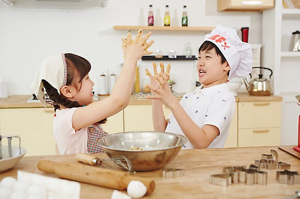포토 JPG 스튜디오촬영 여자 남자 초등학생 어린이 장난 실내 요리사모자 두건 요리 사람 동양인 소녀 소년 상반신 두명 옆모습 마주보기 주방 앞치마 유치원생 한국인 체험 즐거움 홈베이킹 어린이만 국내포토 모자 학생 감정 뷰포인트 컨셉 모션 인종 내부 요리사 제빵 파일형식 직업 잡화 제과제빵
