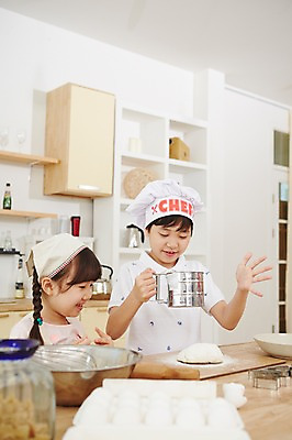 포토 JPG 스튜디오촬영 여자 남자 초등학생 어린이 실내 요리사모자 두건 요리 웃음 들기 사람 동양인 소녀 소년 상반신 두명 주방 유치원생 한국인 체험 즐거움 반죽 홈베이킹 어린이만 국내포토 모자 학생 감정 컨셉 모션 표정 인종 내부 요리사 제빵 파일형식 직업 잡화 제과제빵