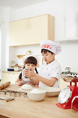 포토 JPG 스튜디오촬영 여자 남자 초등학생 어린이 실내 요리사모자 두건 요리 들기 사람 동양인 소녀 소년 상반신 두명 주방 유치원생 한국인 체험 즐거움 반죽 홈베이킹 어린이만 국내포토 모자 학생 감정 컨셉 모션 인종 내부 요리사 제빵 파일형식 직업 잡화 제과제빵