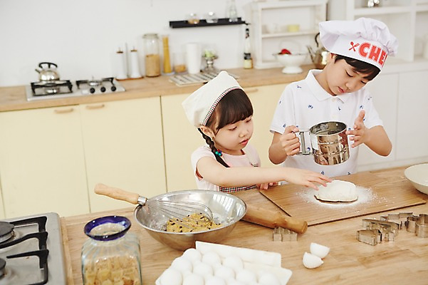포토 JPG 스튜디오촬영 여자 남자 초등학생 어린이 실내 요리사모자 두건 요리 들기 사람 동양인 소녀 소년 상반신 두명 주방 유치원생 한국인 체험 즐거움 반죽 홈베이킹 어린이만 국내포토 모자 학생 감정 컨셉 모션 인종 내부 요리사 제빵 파일형식 직업 잡화 제과제빵