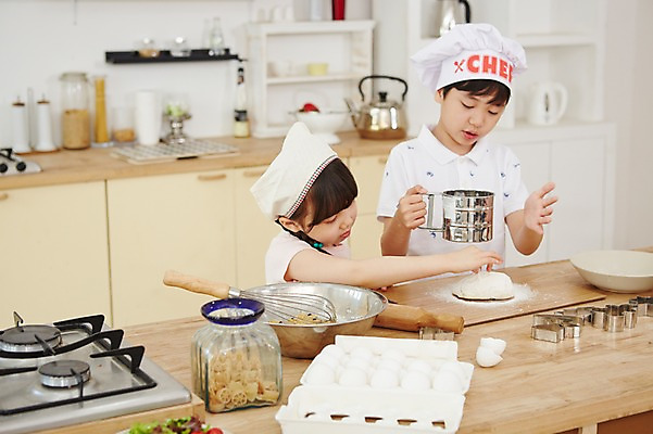 포토 JPG 스튜디오촬영 여자 남자 초등학생 어린이 실내 요리사모자 두건 요리 들기 사람 동양인 소녀 소년 상반신 두명 주방 유치원생 한국인 체험 즐거움 반죽 홈베이킹 어린이만 국내포토 모자 학생 감정 컨셉 모션 인종 내부 요리사 제빵 파일형식 직업 잡화 제과제빵