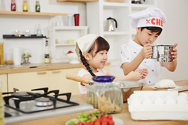 포토 JPG 스튜디오촬영 여자 남자 초등학생 어린이 실내 요리 웃음 들기 사람 동양인 소녀 소년 상반신 두명 주방 유치원생 한국인 체험 즐거움 반죽 홈베이킹 어린이만 국내포토 학생 감정 컨셉 모션 표정 인종 내부 제빵 파일형식 제과제빵
