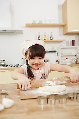 포토 JPG 스튜디오촬영 여자 어린이 실내 두건 요리 한명 웃음 사람 동양인 소녀 상반신 주방 유치원생 한국인 체험 즐거움 반죽 홈베이킹 밀대 여자만 여자한명만 어린이만 소녀만 소녀한명만 국내포토 1 감정 컨셉 주방용품 표정 인종 내부 제빵 파일형식 생활용품 제과제빵 오브젝트