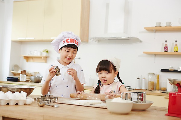 포토 JPG 스튜디오촬영 여자 남자 초등학생 어린이 실내 요리 들기 사람 동양인 소녀 소년 상반신 두명 주방 유치원생 한국인 체험 즐거움 반죽 홈베이킹 밀대 쿠키틀 어린이만 국내포토 학생 감정 컨셉 모션 주방용품 인종 내부 제빵 제빵도구 파일형식 생활용품 제과제빵 오브젝트