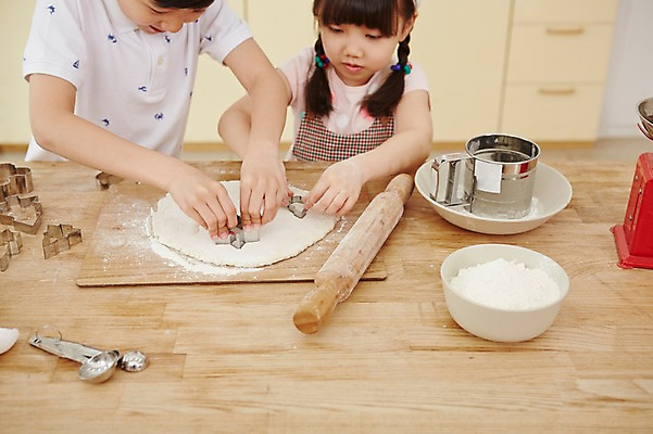 포토 JPG 스튜디오촬영 여자 남자 초등학생 어린이 실내 요리 사람 동양인 소녀 소년 상반신 두명 주방 유치원생 한국인 체험 즐거움 반죽 홈베이킹 쿠키틀 어린이만 국내포토 학생 감정 컨셉 인종 내부 제빵 제빵도구 파일형식 제과제빵