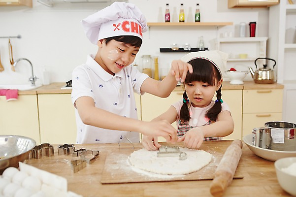 포토 JPG 스튜디오촬영 여자 남자 초등학생 어린이 실내 요리사모자 두건 요리 웃음 사람 동양인 소녀 소년 상반신 두명 주방 유치원생 한국인 체험 즐거움 반죽 홈베이킹 어린이만 국내포토 모자 학생 감정 컨셉 표정 인종 내부 요리사 제빵 파일형식 직업 잡화 제과제빵