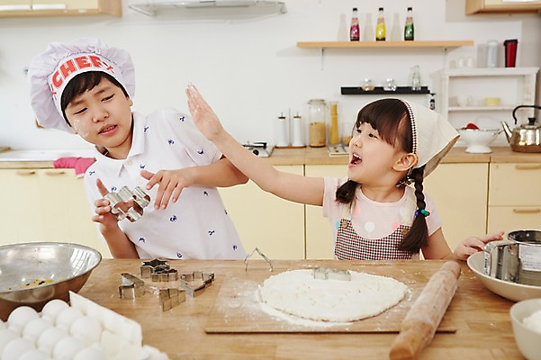 포토 JPG 스튜디오촬영 여자 남자 초등학생 어린이 장난 실내 요리사모자 두건 요리 사람 동양인 소녀 소년 상반신 두명 앞모습 주방 유치원생 한국인 체험 즐거움 홈베이킹 어린이만 국내포토 모자 학생 감정 뷰포인트 컨셉 인종 내부 요리사 제빵 파일형식 직업 잡화 제과제빵