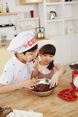 포토 JPG 스튜디오촬영 여자 남자 초등학생 어린이 실내 요리사모자 두건 요리 사람 동양인 소녀 소년 상반신 두명 주방 초콜릿 유치원생 한국인 체험 먹기 즐거움 홈베이킹 믹싱볼 어린이만 국내포토 모자 학생 그릇 감정 컨셉 모션 디저트 인종 내부 요리사 제빵 파일형식 직업 식기 잡화 음식 제과제빵
