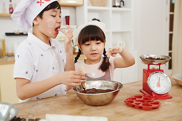 포토 JPG 스튜디오촬영 여자 남자 초등학생 어린이 실내 요리사모자 두건 요리 사람 동양인 소녀 소년 상반신 두명 주방 초콜릿 유치원생 한국인 체험 먹기 즐거움 홈베이킹 믹싱볼 어린이만 국내포토 모자 학생 그릇 감정 컨셉 모션 디저트 인종 내부 요리사 제빵 파일형식 직업 식기 잡화 음식 제과제빵