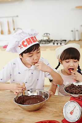 포토 JPG 스튜디오촬영 여자 남자 초등학생 어린이 실내 요리사모자 두건 요리 사람 동양인 소녀 소년 상반신 두명 주방 초콜릿 유치원생 한국인 체험 먹기 즐거움 홈베이킹 믹싱볼 어린이만 국내포토 모자 학생 그릇 감정 컨셉 모션 디저트 인종 내부 요리사 제빵 파일형식 직업 식기 잡화 음식 제과제빵