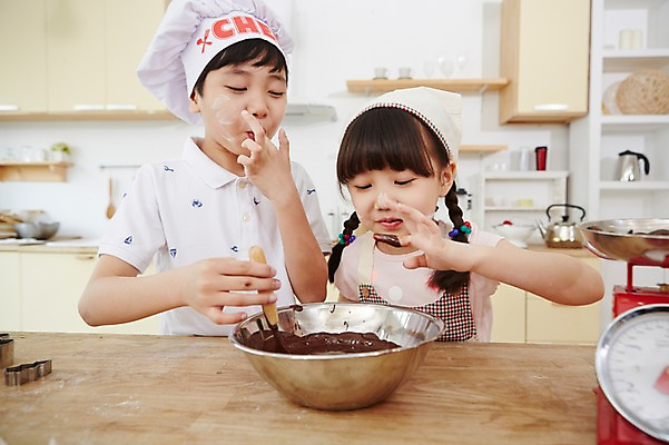 포토 JPG 스튜디오촬영 여자 남자 초등학생 어린이 실내 요리사모자 두건 요리 사람 동양인 소녀 소년 상반신 두명 주방 초콜릿 앞치마 유치원생 한국인 체험 먹기 즐거움 홈베이킹 믹싱볼 어린이만 국내포토 모자 학생 그릇 감정 컨셉 모션 디저트 인종 내부 요리사 제빵 파일형식 직업 식기 잡화 음식 제과제빵