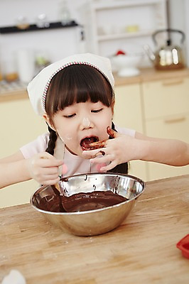 포토 JPG 스튜디오촬영 여자 어린이 실내 두건 요리 한명 사람 동양인 소녀 상반신 앞모습 주방 초콜릿 유치원생 한국인 체험 먹기 즐거움 홈베이킹 믹싱볼 여자만 여자한명만 어린이만 소녀만 소녀한명만 국내포토 1 그릇 감정 뷰포인트 컨셉 모션 디저트 인종 내부 제빵 파일형식 식기 음식 제과제빵