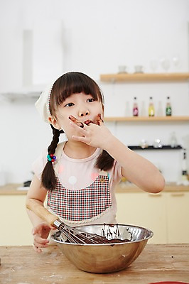 포토 JPG 스튜디오촬영 여자 어린이 실내 두건 요리 한명 사람 동양인 소녀 상반신 앞모습 주방 초콜릿 앞치마 유치원생 한국인 체험 먹기 즐거움 홈베이킹 거품기 믹싱볼 여자만 여자한명만 어린이만 소녀만 소녀한명만 국내포토 1 그릇 감정 뷰포인트 컨셉 모션 주방용품 디저트 인종 내부 제빵 파일형식 식기 음식 생활용품 제과제빵 오브젝트