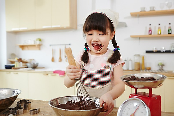 포토 JPG 스튜디오촬영 여자 어린이 실내 두건 요리 한명 웃음 사람 동양인 소녀 상반신 주방 초콜릿 앞치마 유치원생 한국인 체험 즐거움 홈베이킹 거품기 믹싱볼 여자만 여자한명만 어린이만 소녀만 소녀한명만 국내포토 1 그릇 감정 컨셉 주방용품 디저트 표정 인종 내부 제빵 파일형식 식기 음식 생활용품 제과제빵 오브젝트