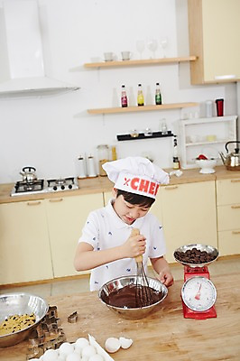 포토 JPG 스튜디오촬영 남자 초등학생 어린이 실내 요리사모자 요리 한명 사람 동양인 소년 상반신 주방 초콜릿 한국인 체험 즐거움 홈베이킹 거품기 믹싱볼 남자만 남자한명만 어린이만 소년만 소년한명만 국내포토 모자 1 학생 그릇 감정 컨셉 주방용품 디저트 인종 내부 요리사 제빵 파일형식 직업 식기 잡화 음식 생활용품 제과제빵 오브젝트