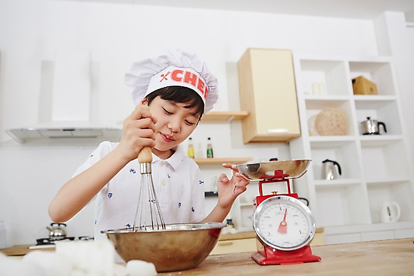 포토 JPG 스튜디오촬영 남자 초등학생 어린이 실내 요리사모자 요리 한명 사람 동양인 소년 상반신 앞모습 주방 한국인 체험 즐거움 홈베이킹 거품기 믹싱볼 남자만 남자한명만 어린이만 소년만 소년한명만 국내포토 모자 1 학생 그릇 감정 뷰포인트 컨셉 주방용품 인종 내부 요리사 제빵 파일형식 직업 식기 잡화 생활용품 제과제빵 오브젝트