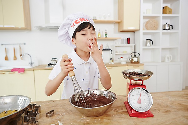 포토 JPG 스튜디오촬영 남자 초등학생 어린이 실내 요리사모자 요리 한명 사람 동양인 소년 상반신 주방 초콜릿 눈감음 한국인 체험 먹기 즐거움 홈베이킹 거품기 믹싱볼 남자만 남자한명만 어린이만 소년만 소년한명만 국내포토 모자 1 학생 그릇 감정 컨셉 모션 주방용품 디저트 인종 내부 요리사 제빵 파일형식 직업 식기 잡화 음식 생활용품 제과제빵 오브젝트