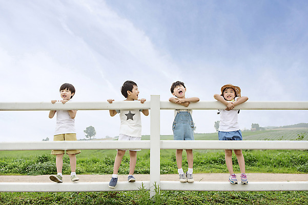 포토 JPG 주간 전신 여자 남자 어린이 서기 사람 동양인 소녀 소년 여러명 야외 앞모습 울타리 목장 유치원생 한국인 체험학습 체험 즐거움 어린이만 국내포토 자연요소 감정 뷰포인트 다수 컨셉 모션 인종 담장 파일형식