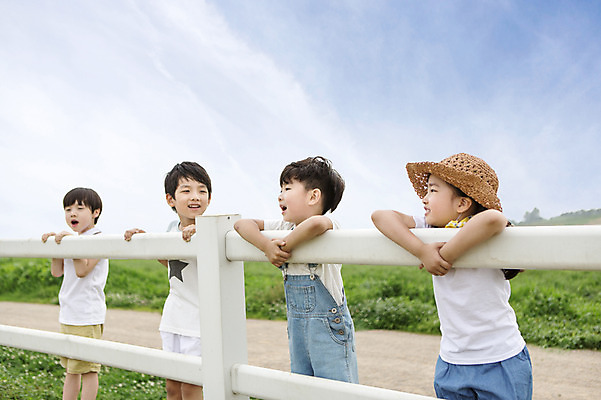 포토 JPG 주간 여자 남자 어린이 서기 웃음 사람 동양인 소녀 소년 여러명 상반신 야외 울타리 목장 유치원생 한국인 체험학습 체험 즐거움 어린이만 국내포토 자연요소 감정 다수 컨셉 모션 표정 인종 담장 파일형식