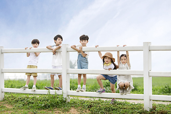 포토 JPG 주간 전신 여자 남자 어린이 포즈 서기 사람 동양인 소녀 소년 여러명 야외 울타리 목장 유치원생 한국인 체험학습 체험 즐거움 어린이만 국내포토 자연요소 감정 다수 컨셉 모션 인종 담장 파일형식