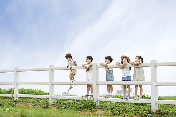 포토 JPG 주간 전신 여자 남자 어린이 서기 사람 동양인 소녀 소년 여러명 야외 울타리 목장 유치원생 한국인 체험학습 체험 즐거움 어린이만 국내포토 자연요소 감정 다수 컨셉 모션 인종 담장 파일형식