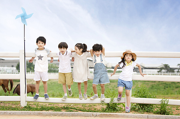 포토 JPG 주간 전신 동물 여자 남자 어린이 서기 사람 동양인 소녀 소년 여러명 야외 앞모습 울타리 목장 유치원생 한국인 말 체험학습 체험 즐거움 어린이만 국내포토 자연요소 감정 뷰포인트 다수 컨셉 모션 인종 담장 파일형식