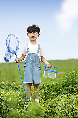 포토 JPG 주간 남자 어린이 한명 서기 웃음 들기 사람 동양인 소년 잔디 상반신 야외 앞모습 유치원생 한국인 체험학습 체험 즐거움 곤충채집 채집망 채집통 남자만 남자한명만 어린이만 소년만 소년한명만 국내포토 자연요소 식물 1 감정 뷰포인트 곤충 컨셉 모션 통 표정 인종 수집 파일형식