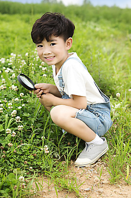 포토 JPG 주간 전신 식물 남자 꽃 어린이 한명 웃음 들기 사람 앉기 동양인 소년 야외 옆모습 유치원생 한국인 관찰 체험학습 체험 즐거움 확대경 남자만 남자한명만 어린이만 소년만 소년한명만 국내포토 자연요소 1 감정 뷰포인트 컨셉 모션 표정 인종 파일형식