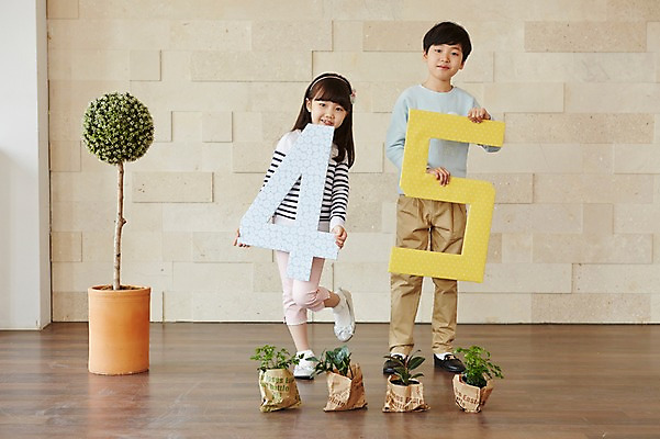 포토 JPG 스튜디오촬영 전신 나무 여자 기념일 남자 초등학생 어린이 실내 서기 웃음 사람 동양인 소녀 이벤트 소년 두명 앞모습 유치원생 한국인 식목일 어린이만 국내포토 식물 학생 뷰포인트 모션 표정 인종 내부 파일형식