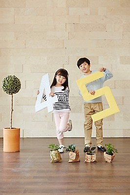 포토 JPG 스튜디오촬영 전신 나무 여자 기념일 남자 초등학생 어린이 실내 서기 사람 동양인 소녀 이벤트 소년 두명 앞모습 유치원생 한국인 식목일 어린이만 국내포토 식물 학생 뷰포인트 모션 인종 내부 파일형식