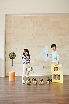 포토 JPG 스튜디오촬영 전신 나무 여자 기념일 남자 초등학생 어린이 실내 서기 웃음 들기 사람 동양인 소녀 이벤트 소년 두명 유치원생 물뿌리개 한국인 식목일 어린이만 국내포토 식물 학생 모션 표정 인종 내부 파일형식