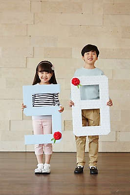 포토 JPG 스튜디오촬영 전신 여자 기념일 남자 초등학생 어린이 실내 서기 웃음 사람 동양인 소녀 이벤트 소년 두명 앞모습 유치원생 한국인 어버이날 카네이션 5월행사 어린이만 국내포토 학생 꽃 뷰포인트 모션 표정 인종 내부 5월 파일형식